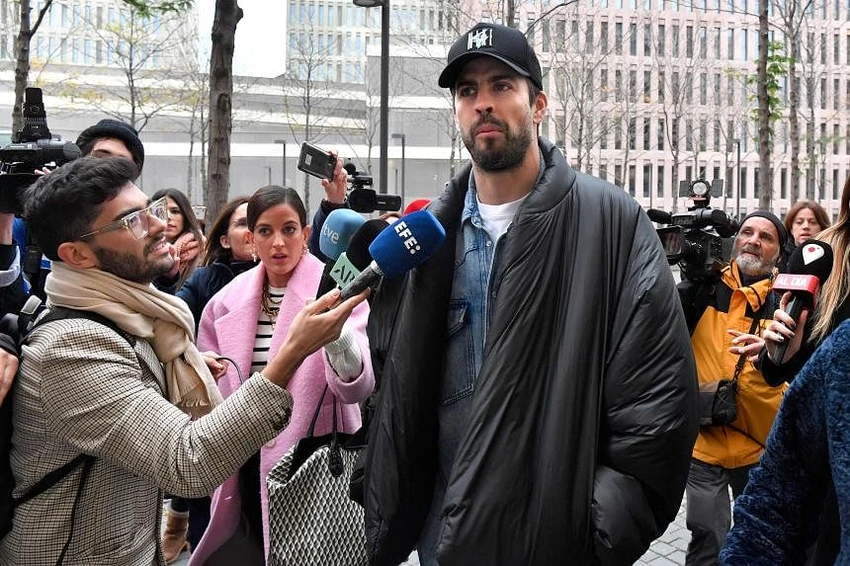 Truyền thông vây cựu tuyển thủ Tây Ban Nha Gerard Pique. Ảnh: AFP