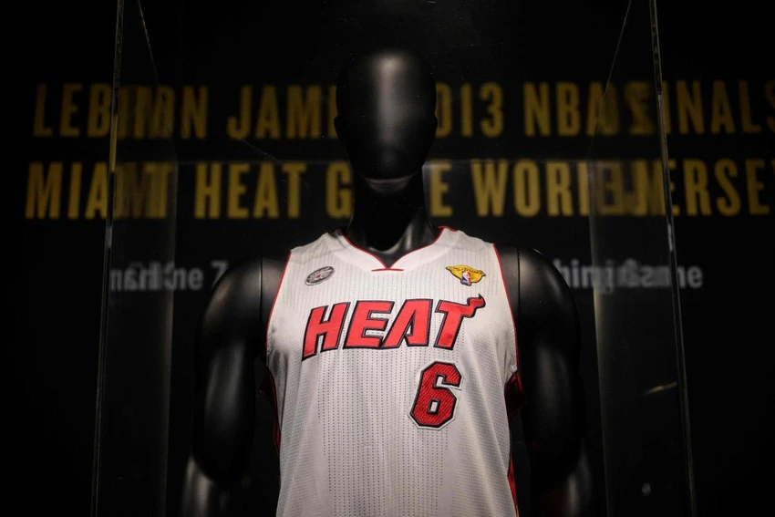 Áo đấu của siêu sao bóng rổ LeBron James vừa được bán đấu giá 3,7 triệu USD. Ảnh: REUTERS Áo đấu của siêu sao bóng rổ LeBron James vừa được bán đấu giá 3,7 triệu USD. Ảnh: REUTERS