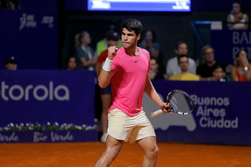 Carlos Alcaraz quyết tâm đòi lại ngôi số 1 thế giới từ đàn anh Djokovic. Ảnh: GETTY Carlos Alcaraz quyết tâm đòi lại ngôi số 1 thế giới từ đàn anh Djokovic. Ảnh: GETTY