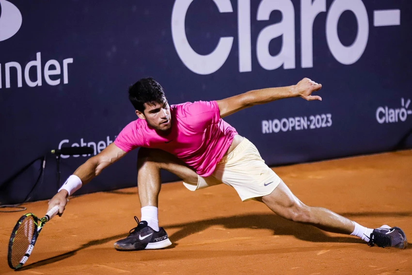 Carlos Alcaraz hoàn tất trận thắng ngược dòng trước đàn anh Fognini. Ảnh: GETTY Carlos Alcaraz hoàn tất trận thắng ngược dòng trước đàn anh Fognini. Ảnh: GETTY