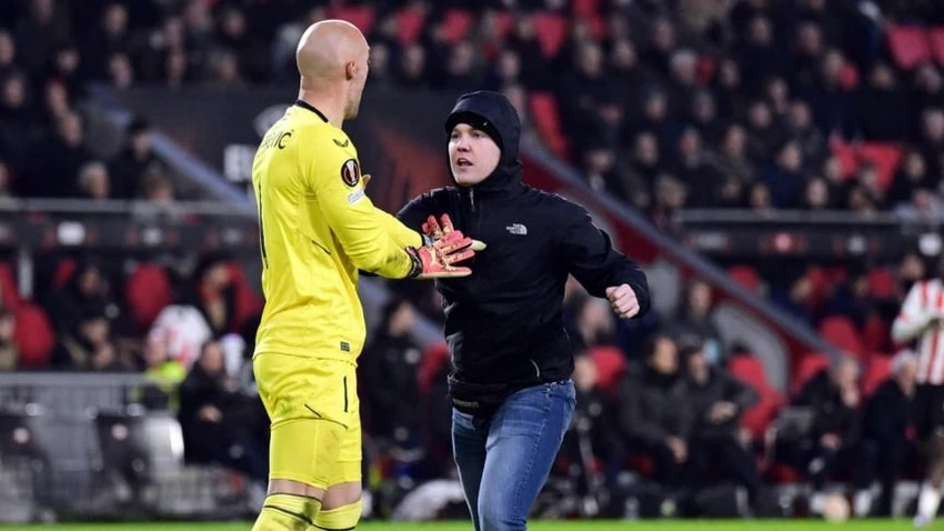 CĐV quá khích lao vào sân hành hung thủ môn Dmitrovic. Ảnh: GETTY CĐV quá khích lao vào sân hành hung thủ môn Dmitrovic. Ảnh: GETTY