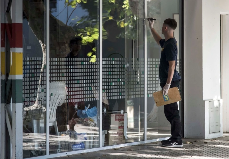 Cảnh sát thu thập bằng chứng sau vụ xả súng vào cửa hàng nhà vợ Messi. Ảnh: AFP Cảnh sát thu thập bằng chứng sau vụ xả súng vào cửa hàng nhà vợ Messi. Ảnh: AFP