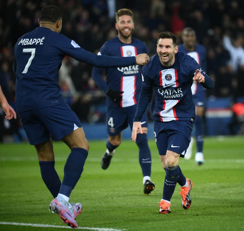 Messi ăn mừng với đồng đội Mbappe. Ảnh: GETTY