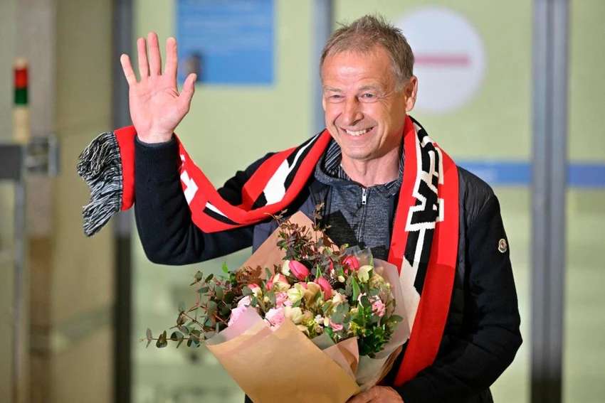 Tân HLV Hàn Quốc, Klinsmann được chào đón tại sân bay. Ảnh: GETTY