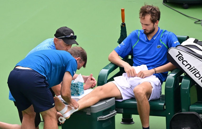 Bác sĩ băng bó mắt cá chân giúp Medvedev hồi sinh thần kỳ. Ảnh: GETTY Bác sĩ băng bó mắt cá chân giúp Medvedev hồi sinh thần kỳ. Ảnh: GETTY