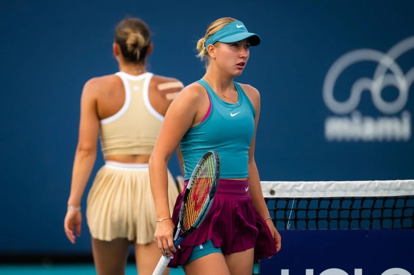 Kostyuk quay lưng và không bắt tay đối thủ người Nga Potapova sau trận đấu. Ảnh: GETTY Kostyuk quay lưng và không bắt tay đối thủ người Nga Potapova sau trận đấu. Ảnh: GETTY