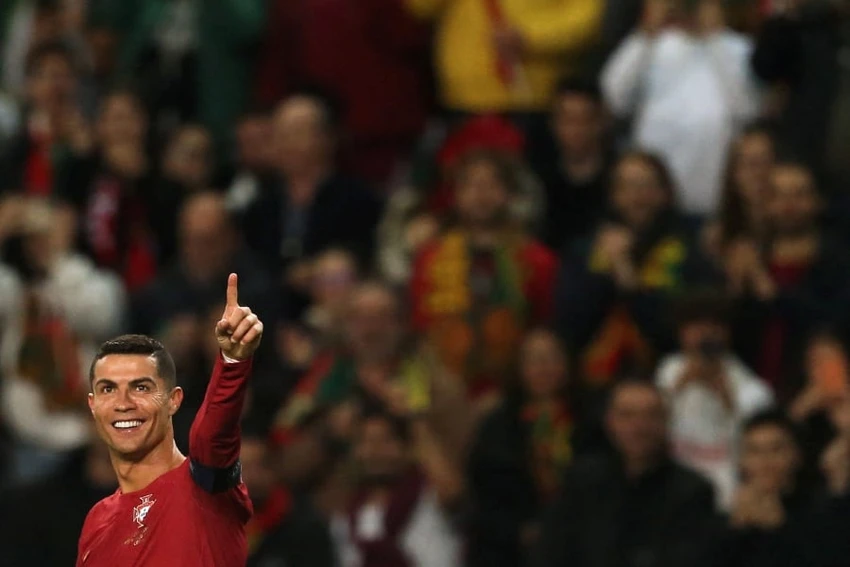 Ronaldo ăn mừng bàn thắng mới nhất trong màu áo tuyển Bồ Đào Nha. Ảnh: AFP