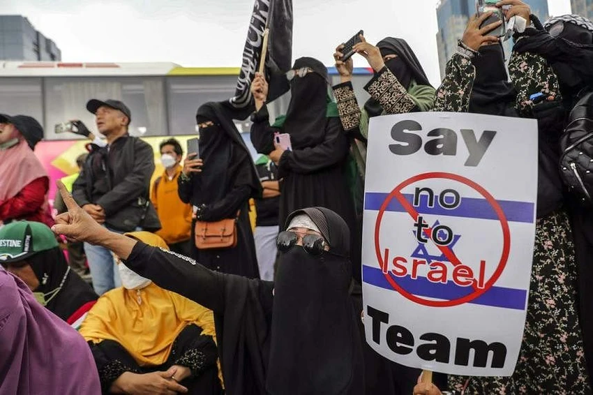 Người biểu tình giơ khẩu hiệu tẩy chay đội tuyển Israel tại VCK U-20 thế giới. Ảnh: EPA Người biểu tình giơ khẩu hiệu tẩy chay đội tuyển Israel tại VCK U-20 thế giới. Ảnh: EPA