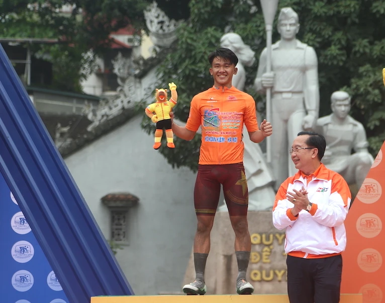Tay đua 18 tuổi Phạm Lê Xuân Lộc đoạt cú "ăn 3". Ảnh: PHẠM HUY Tay đua 18 tuổi Phạm Lê Xuân Lộc đoạt cú "ăn 3". Ảnh: PHẠM HUY
