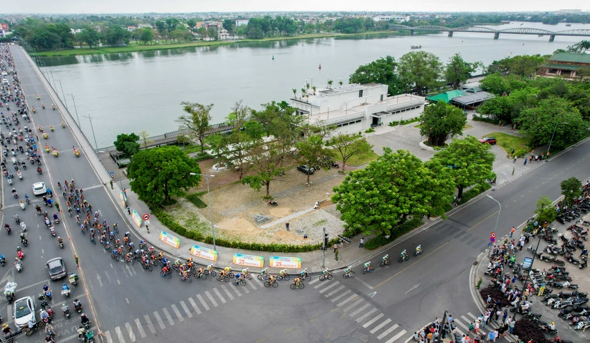 Các tay đua thi đấu 20 vòng, quanh cầu Trường Tiền - Phú Xuân dài 42 km. Ảnh: PHẠM HUY Các tay đua thi đấu 20 vòng, quanh cầu Trường Tiền - Phú Xuân dài 42 km. Ảnh: PHẠM HUY