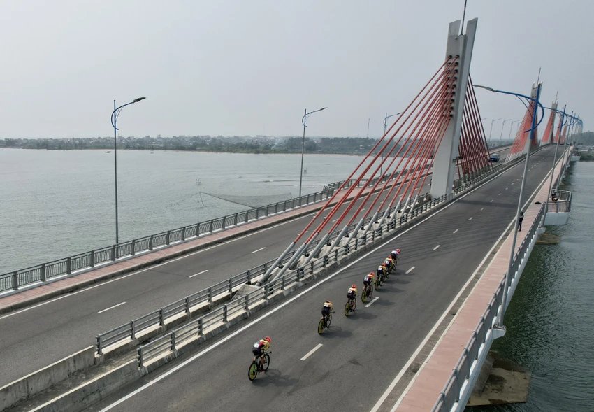 Các tay đua tranh tài trên cầu Cổ Lũy, cây cầu dây văng đầu tiên của tỉnh Quảng Ngãi. Ảnh: PHẠM HUY Các tay đua tranh tài trên cầu Cổ Lũy, cây cầu dây văng đầu tiên của tỉnh Quảng Ngãi. Ảnh: PHẠM HUY