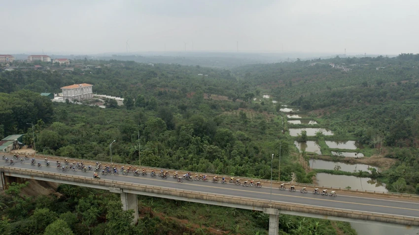 Đoàn đua qua cầu hướng về TP Buôn Ma Thuột. Đoàn đua qua cầu hướng về TP Buôn Ma Thuột.