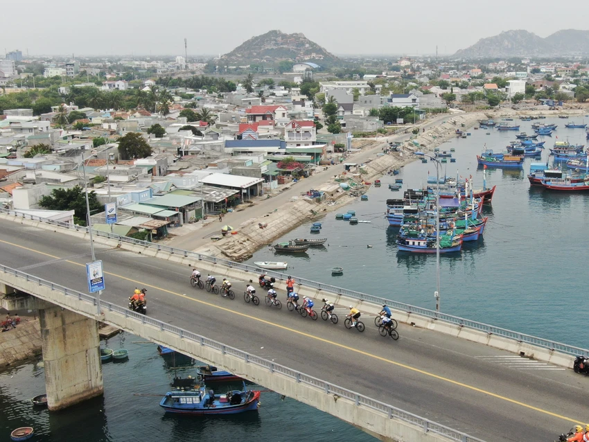 Tốp đầu qua cầu Ninh Chữ tiến về mức đến. Áo vàng Rikunov rút lơi chân, nhường chiến thắng chặng 14 cho đồng đội Roman Maikin.