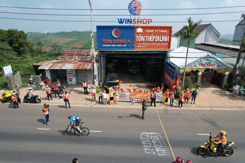 Tay đua người Nga Vladislav thắng sprint 2 trước khi... Tay đua người Nga Vladislav thắng sprint 2 trước khi...