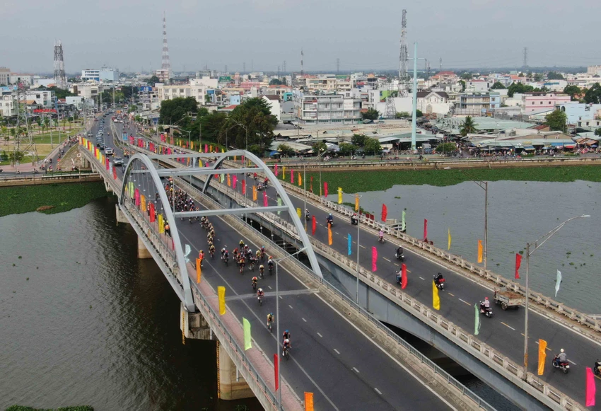 Các VĐV tấn công tách tốp trên cầu Bến Lức. Các VĐV tấn công tách tốp trên cầu Bến Lức.