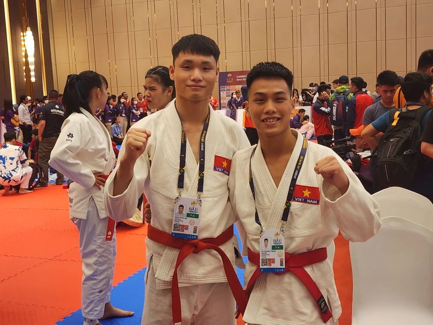 Hai võ sĩ Ma Đình Khải - Trịnh Kế Dương giành HCĐ nội dung đôi nam. Ảnh: NAM TRUNG Hai võ sĩ Ma Đình Khải - Trịnh Kế Dương giành HCĐ nội dung đôi nam. Ảnh: NAM TRUNG