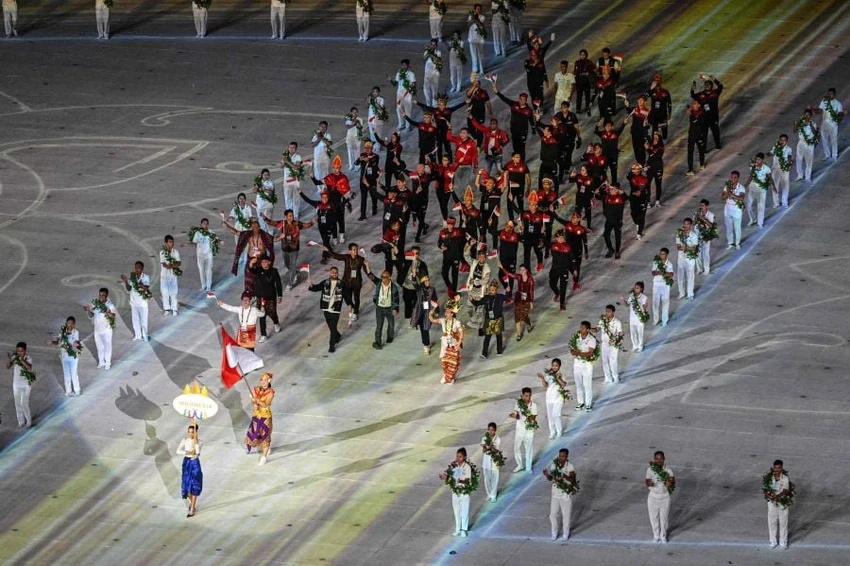 Đoàn thể thao Indonesia diễu hành tại lễ khai mạc SEA Games 32. Ảnh: AFP Đoàn thể thao Indonesia diễu hành tại lễ khai mạc SEA Games 32. Ảnh: AFP