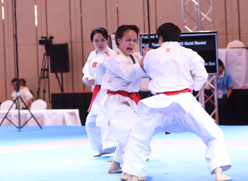 Đội tuyển kata nữ Việt Nam đấu trận chung kết. Ảnh: ANH PHƯƠNG Đội tuyển kata nữ Việt Nam đấu trận chung kết. Ảnh: ANH PHƯƠNG