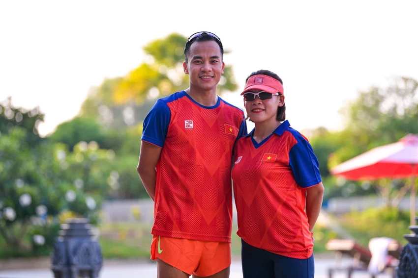 Nguyễn Thành Ngưng đoạt HCB, bên cạnh chị gái Thanh Phúc giành HCV 20 km đi bộ nữ. Ảnh: FBVN Nguyễn Thành Ngưng đoạt HCB, bên cạnh chị gái Thanh Phúc giành HCV 20 km đi bộ nữ. Ảnh: FBVN