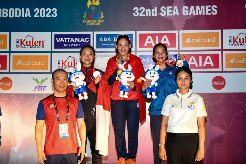 Thanh Phúc (giữa) vui mừng với chiếc HCV SEA Games thứ 5 trong sự nghiệp. Ảnh: TTO Thanh Phúc (giữa) vui mừng với chiếc HCV SEA Games thứ 5 trong sự nghiệp. Ảnh: TTO