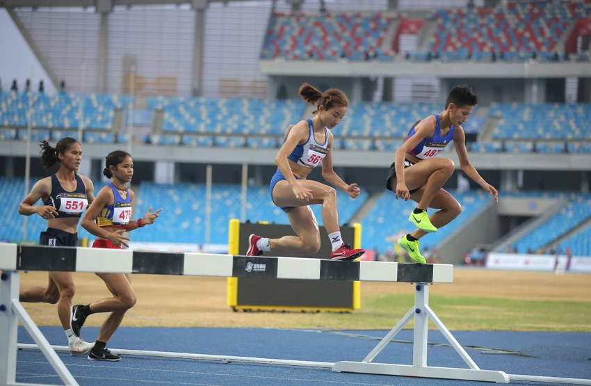 ...trước khi vội vàng bước vào nội dung tranh tài kế tiếp, 3.000 m vượt trước ngại vật. ...trước khi vội vàng bước vào nội dung tranh tài kế tiếp, 3.000 m vượt trước ngại vật.
