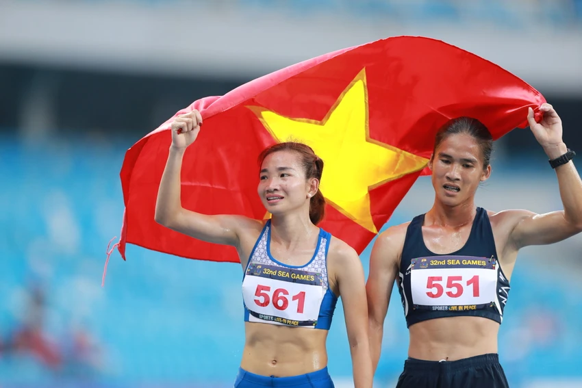 Với thành tích 10'30"37, Oanh bảo vệ thành công chiếc HCV 3.000 m vượt chướng ngại vật. Oanh cùng đồng đội Nguyễn Thị Hương (HCĐ) ăn mừng sau khi hoàn thành sứ mệnh lịch sử. Với thành tích 10'30"37, Oanh bảo vệ thành công chiếc HCV 3.000 m vượt chướng ngại vật. Oanh cùng đồng đội Nguyễn Thị Hương (HCĐ) ăn mừng sau khi hoàn thành sứ mệnh lịch sử.