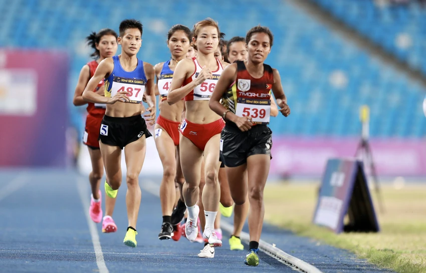 Cự ly 1.500 m nữ thu hút nhiều đối thủ cạnh tranh. Ảnh: ANH PHƯƠNG Cự ly 1.500 m nữ thu hút nhiều đối thủ cạnh tranh. Ảnh: ANH PHƯƠNG