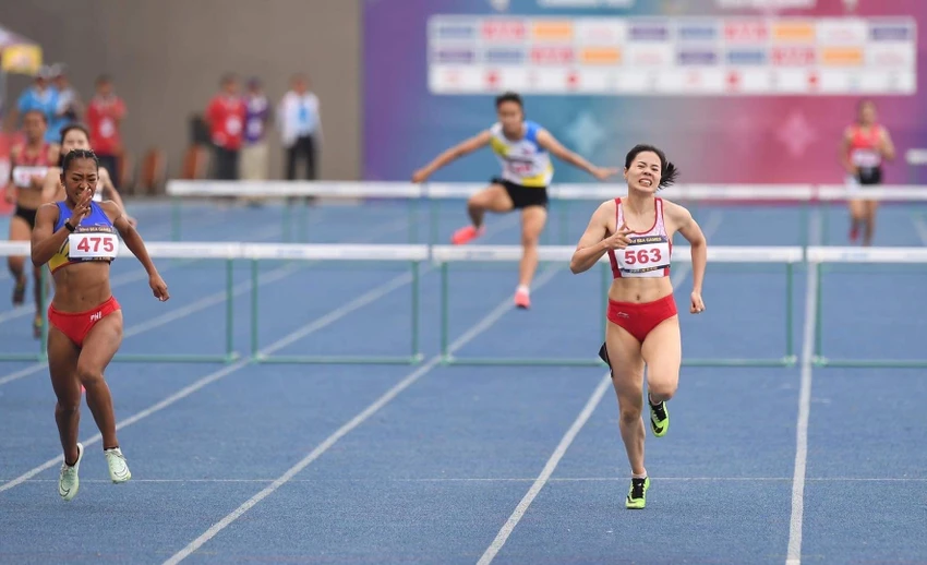 Nguyễn Thị Huyền (563) đoạt chức vô địch 400 m vượt rào. Ảnh: ANH PHƯƠNG Nguyễn Thị Huyền (563) đoạt chức vô địch 400 m vượt rào. Ảnh: ANH PHƯƠNG