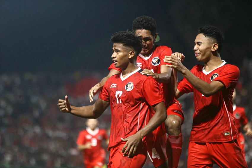 Các cầu thủ trẻ Indonesia ăn mừng chiến thắng đậm 5-2 trước người Thái.