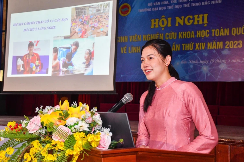 Ánh Viên trình bày đề tài nghiên cứu về bơi lội tại hội nghị. Ảnh: FBNV Ánh Viên trình bày đề tài nghiên cứu về bơi lội tại hội nghị. Ảnh: FBNV