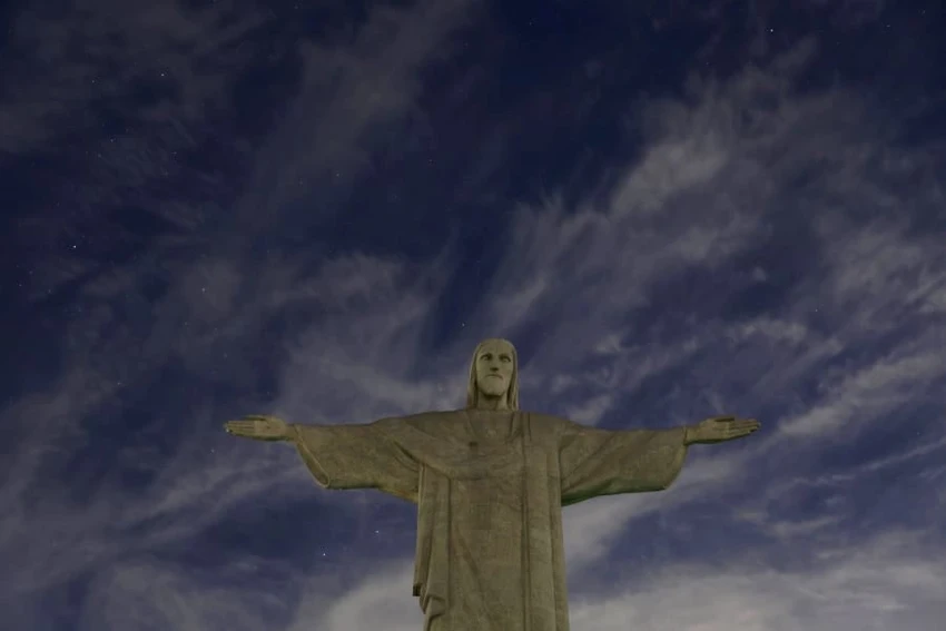 Tượng Chúa Cứu thế tại thủ đô Rio de Janeiro tắt đèn. Ảnh: REUTERS