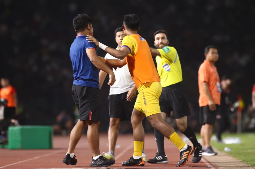 Thủ môn dự bị và BHL đội tuyển U-22 Thái Lan tham gia vụ ẩu đả tại chung kết bóng đá nam SEA Games 32. Ảnh: ANH PHƯƠNG Thủ môn dự bị và BHL đội tuyển U-22 Thái Lan tham gia vụ ẩu đả tại chung kết bóng đá nam SEA Games 32. Ảnh: ANH PHƯƠNG