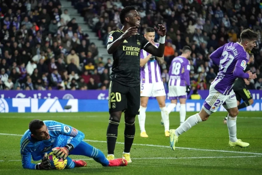 Phản ứng của Vinicius trong trận đấu giữa Real Madrid và Real Valladolid. Ảnh: GETTY