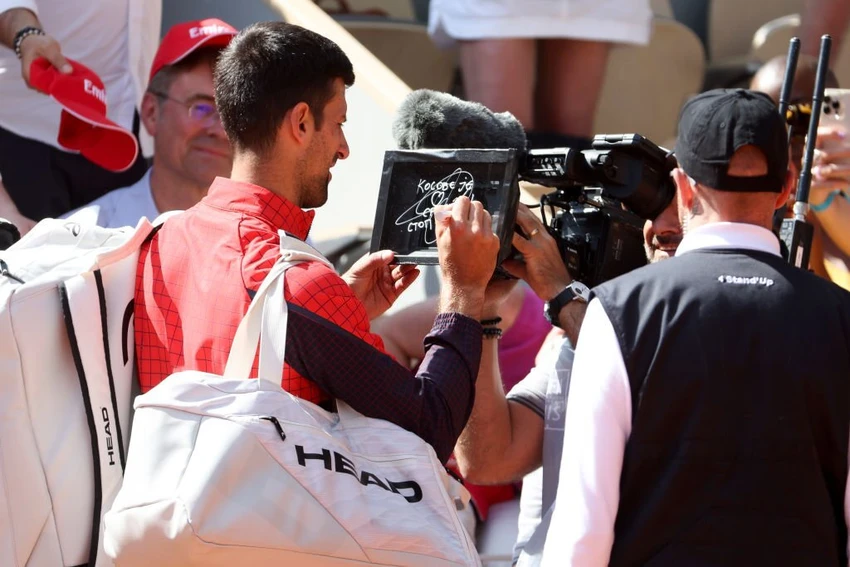 Djokovic viết thông điệp liên quan đến chính trị sau trận thắng vòng 1. Ảnh: GETTY Djokovic viết thông điệp liên quan đến chính trị sau trận thắng vòng 1. Ảnh: GETTY