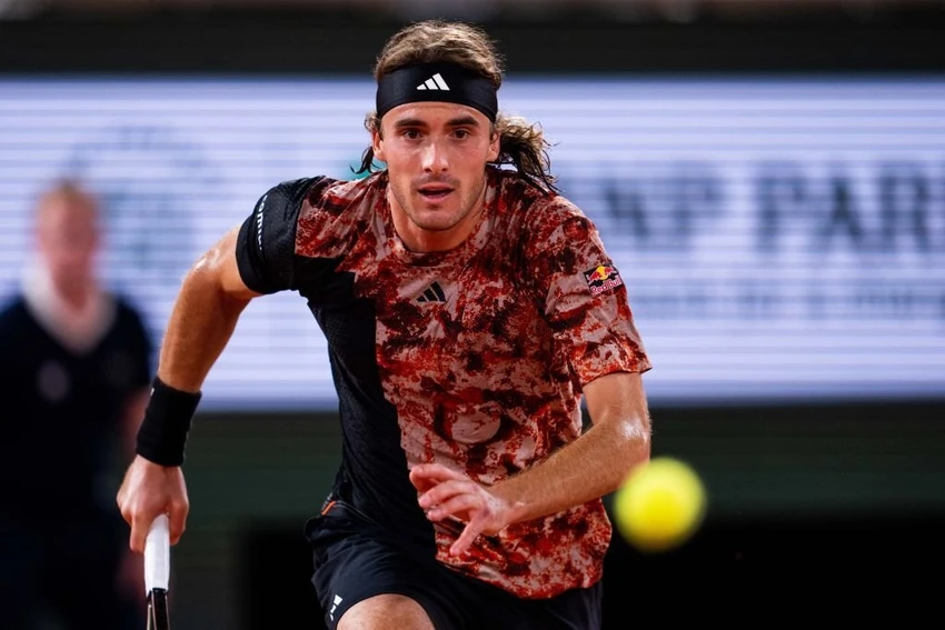 ...buộc Tsitsipas chạy lên lưới cứu bóng. Ảnh: GETTY ...buộc Tsitsipas chạy lên lưới cứu bóng. Ảnh: GETTY