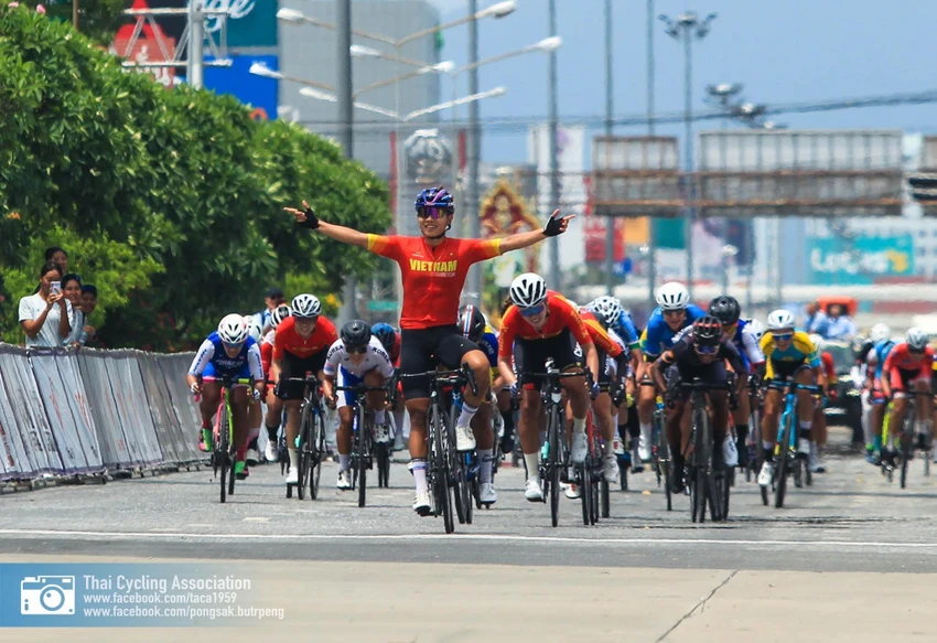 Nguyễn Thị Thật ăn mừng chức vô địch châu Á thứ 3 trong sự nghiệp. Ảnh: THAICYCLING