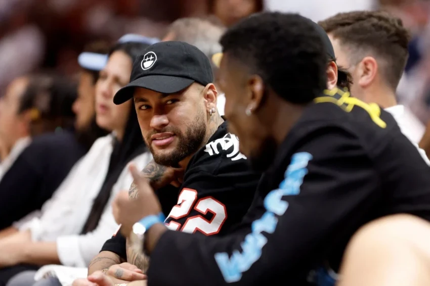 Neymar theo dõi Game 3 của giải bóng rổ nhà nghề Mỹ NBA, diễn ra tại Miami, Florida, Mỹ. Ảnh: AFP