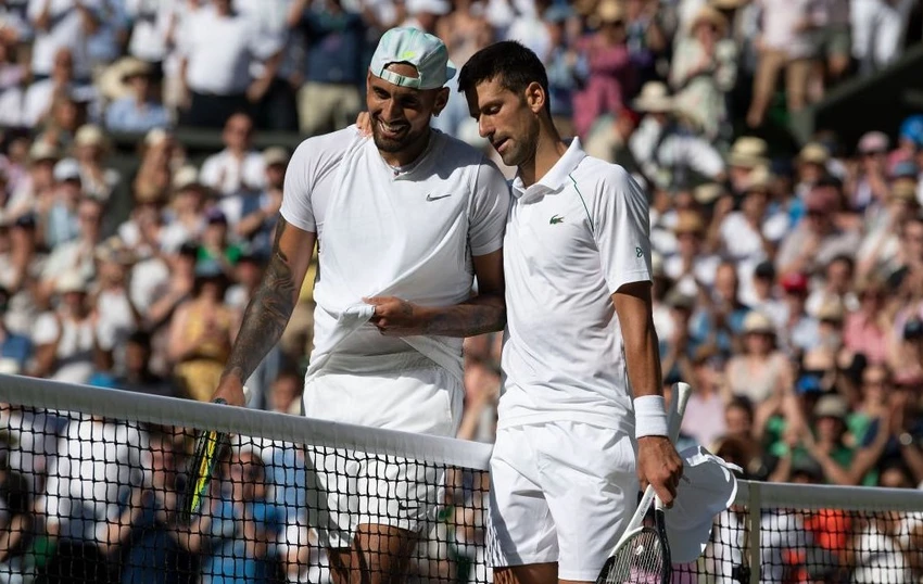 Tại chung kết 2022, Kyrgios gác vợt trước đối thủ người Serbia. Ảnh: GETTY Tại chung kết 2022, Kyrgios gác vợt trước đối thủ người Serbia. Ảnh: GETTY