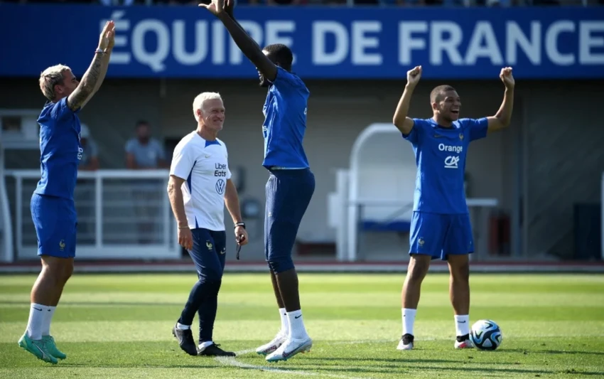 Mbappe (phải) đang cùng các đồng đội ở đội tuyển Pháp chuẩn bị cho trận đấu vòng loại EURO 2024. Ảnh: AFP Mbappe (phải) đang cùng các đồng đội ở đội tuyển Pháp chuẩn bị cho trận đấu vòng loại EURO 2024. Ảnh: AFP