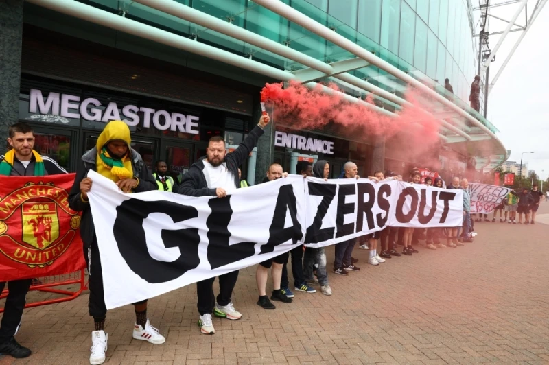 CĐV Man United giương biểu ngữ phản đối nhà Glazer trước mặt tiền sân Old Trafford. Ảnh: GETTY CĐV Man United giương biểu ngữ phản đối nhà Glazer trước mặt tiền sân Old Trafford. Ảnh: GETTY