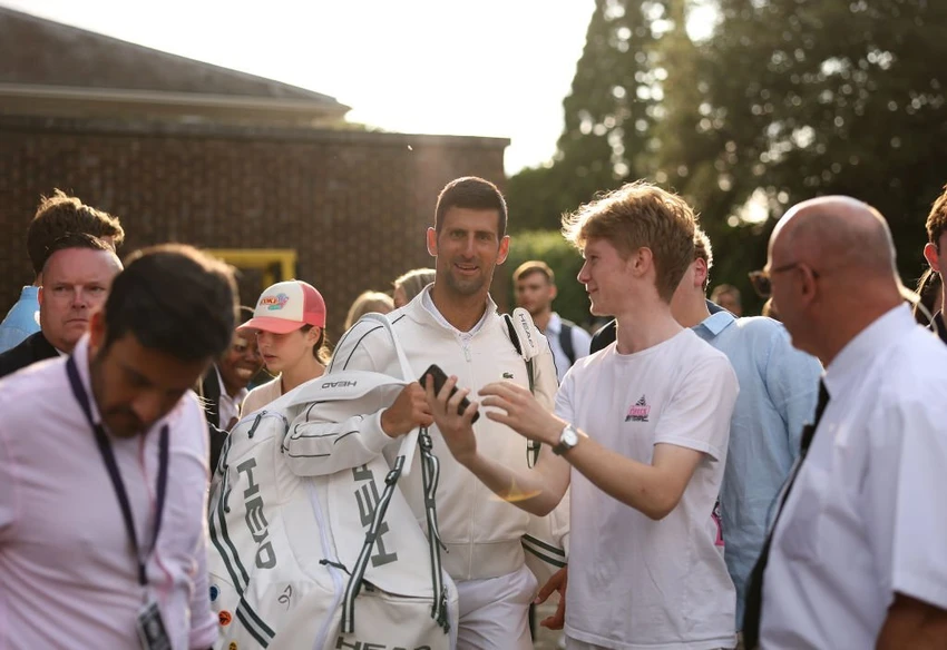 Người hâm mộ Wimbledon chụp ảnh lưu niệm với Djokovic. Ảnh: GETTY Người hâm mộ Wimbledon chụp ảnh lưu niệm với Djokovic. Ảnh: GETTY