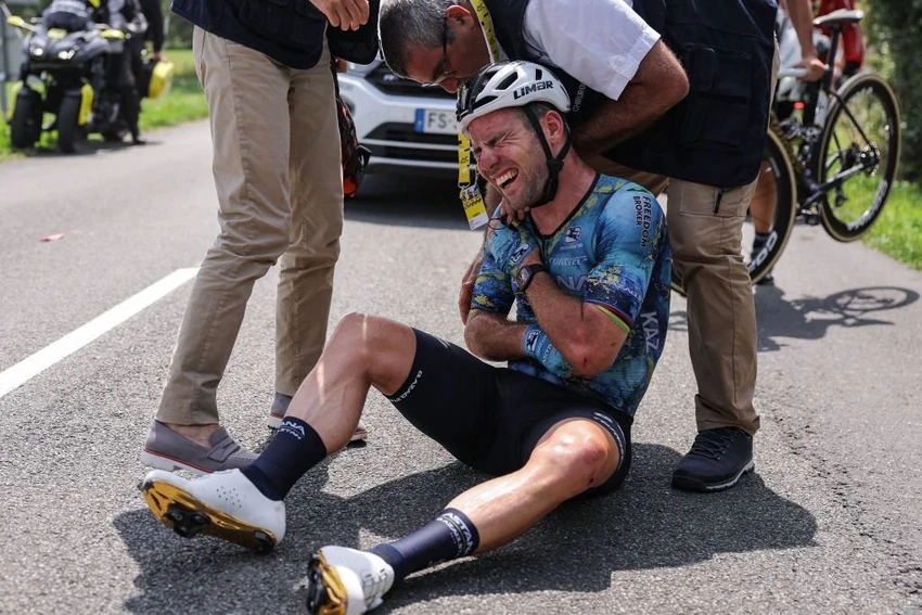 Cavendish đau đớn sau cú ngã gãy xương đòn vai. Ảnh: GETTY Cavendish đau đớn sau cú ngã gãy xương đòn vai. Ảnh: GETTY