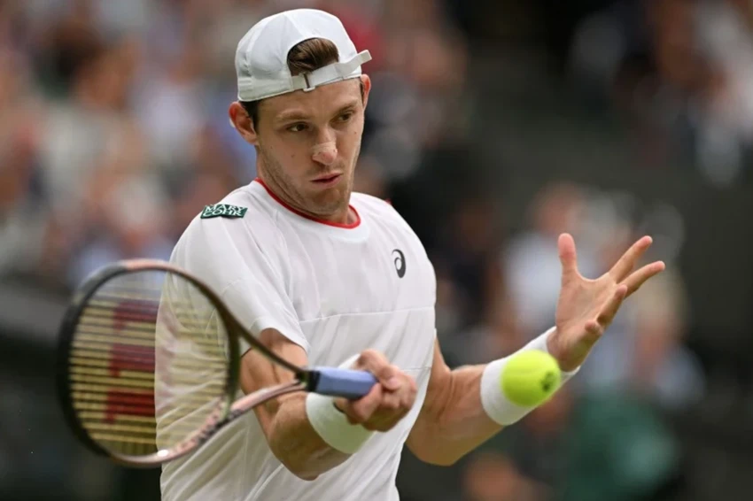 Jarry trở thành đối thủ đầu tiên khiến Alcaraz để mất set đấu tại Wimbledon 2023. Ảnh: REUTERS Jarry trở thành đối thủ đầu tiên khiến Alcaraz để mất set đấu tại Wimbledon 2023. Ảnh: REUTERS