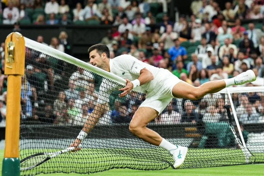 Djokovic ngã nhào qua lưới sau một pha cứu bóng hỏng. Ảnh: GETTY Djokovic ngã nhào qua lưới sau một pha cứu bóng hỏng. Ảnh: GETTY