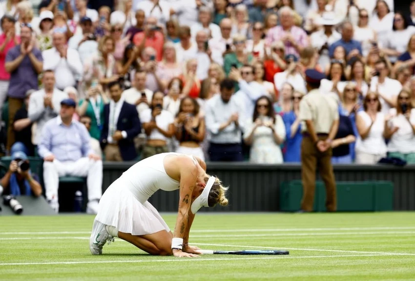 Vondrousova đổ gục xuống sân sau chiến thắng để đời. Ảnh: GETTY Vondrousova đổ gục xuống sân sau chiến thắng để đời. Ảnh: GETTY