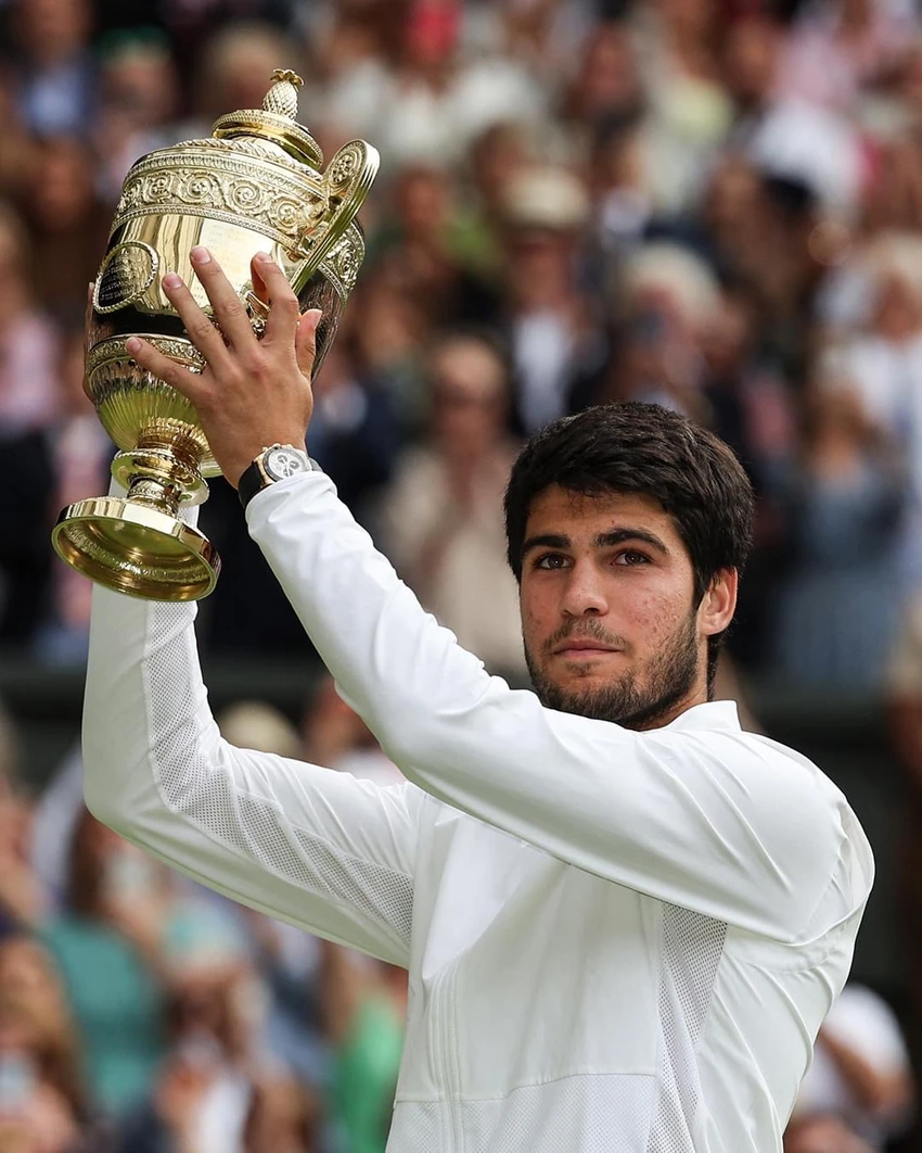 Tay vợt số 1 thế giới nâng cúp vô địch Wimbledon. Ảnh: GETTY Tay vợt số 1 thế giới nâng cúp vô địch Wimbledon. Ảnh: GETTY