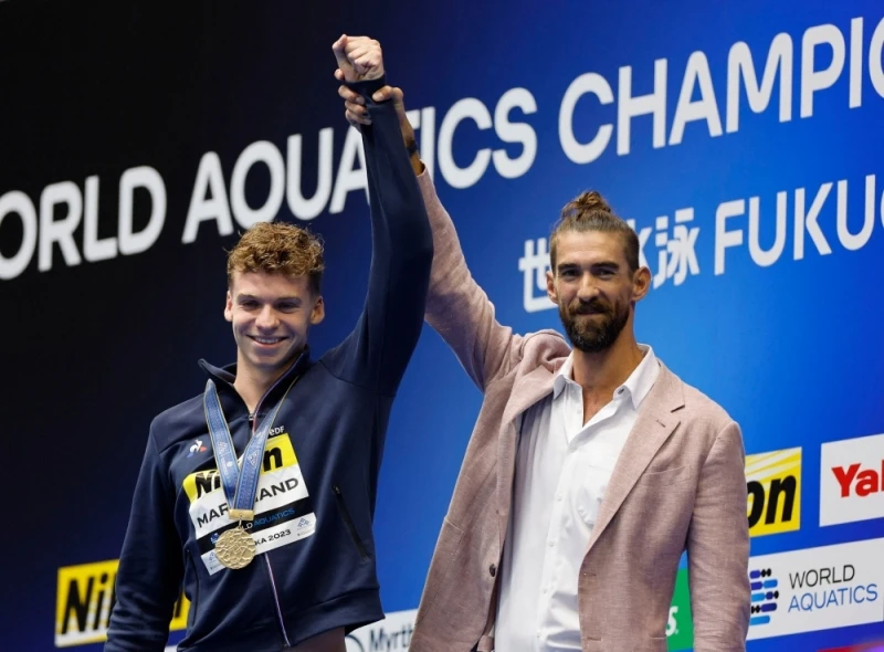 Marchand nhận HCV từ huyền thoại Michael Phelps. Ảnh: GETTY