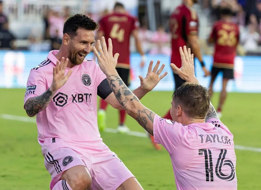 Messi trong khoảnh khắc chia vui với Taylor. Ảnh: GETTY