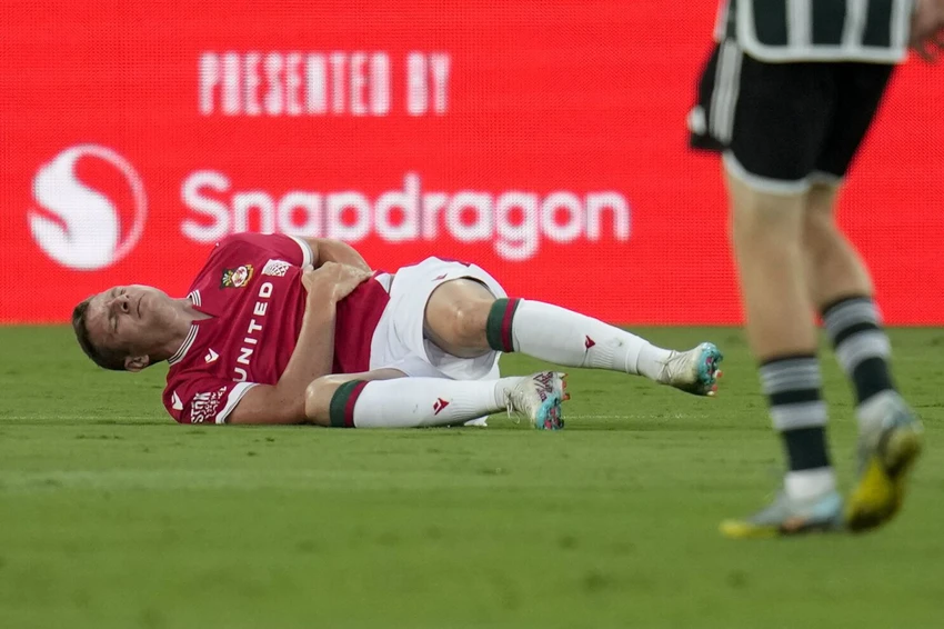 Tiền đạo của Wrexham đau đớn sau pha va chạm. Ảnh: GETTY Tiền đạo của Wrexham đau đớn sau pha va chạm. Ảnh: GETTY