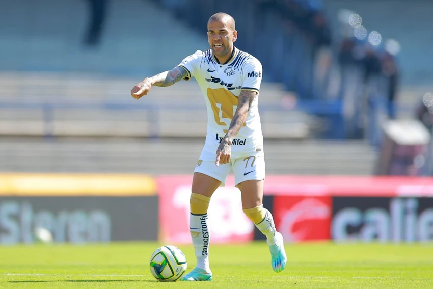 CLB Mexico Pumas UNAM sa thải Alves sau vụ việc gây rúng động trên. Ảnh: GETTY